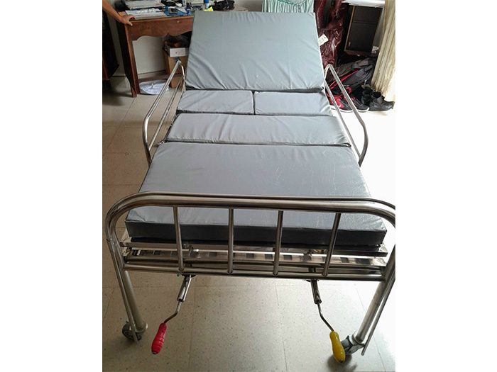 Giường bệnh nhân inox 2 tay quay (Có đệm, bánh xe, thành bên, bô)