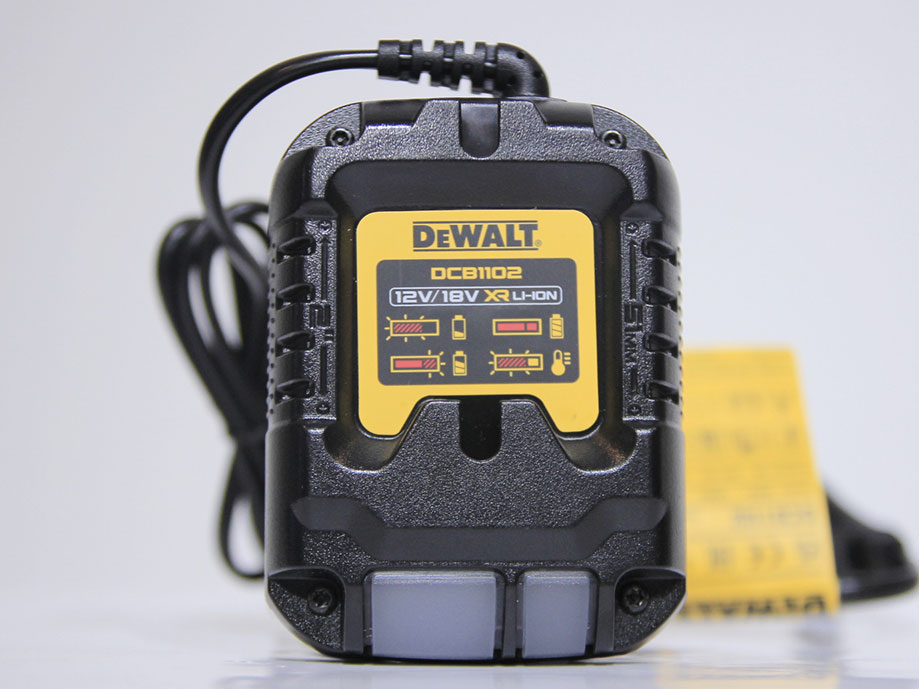 Bộ sạc pin 10.8V - 18V 2A Dewalt DCB1102-B1