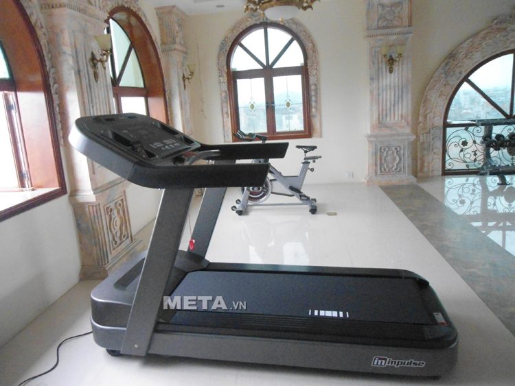 Hình ảnh máy chạy bộ điện cỡ lớn Impulse PT300 được lắp đặt tại phòng tập Gym ở Hải Phòng.