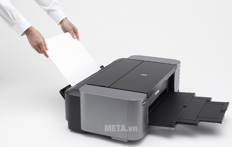 Khay nạp giấy chính của Pixma Pro-100 có sức chứa lên đến 150 tờ loại giấy A4