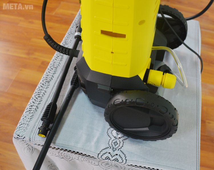 Máy phun áp lực Karcher K2 360 hoạt động với công suất 1400W Máy rửa xe tự hút nước