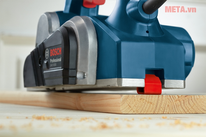 Máy bào Bosch có 2 lưỡi HSS có thể mài sắc vật liệu gỗ, giúp bề mặt trơn láng một cách hoàn hảo