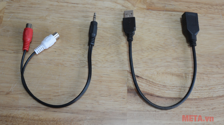 Jack cắm USB và RCA giúp kết nối với các thiết bị điện tử khác 