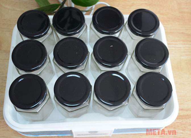  Máy làm sữa chua Chefman 12 cốc thủy tinh với khung máy được làm bằng nhựa PP bền chắc.