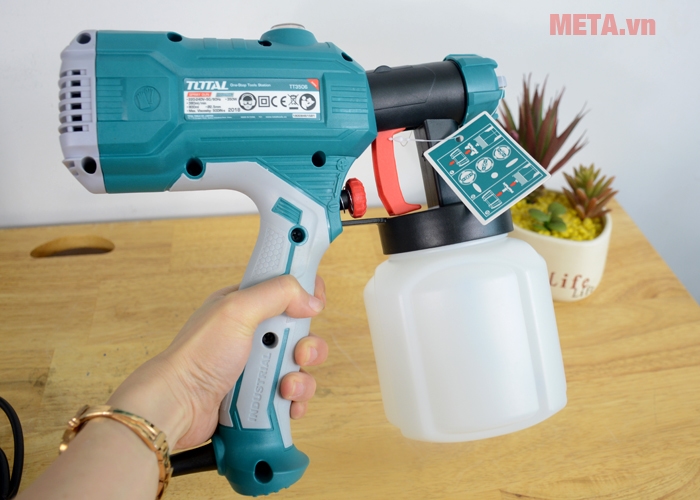 Máy phun sơn Total TT3506 có thiết kế cầm tay dễ dàng Máy phun sơn Total TT3506 có thiết kế cầm tay dễ dàng