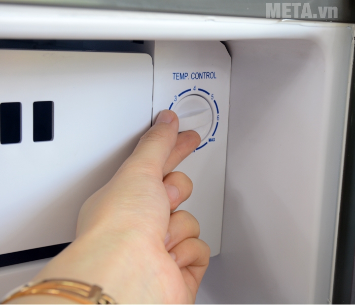 Núm điều chỉnh nhiệt độ của tủ lạnh Funiki FR-91CD với 5 mức