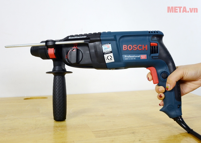 Máy khoan búa Bosch GBH 2-26 RE hoạt động với công suất 800W