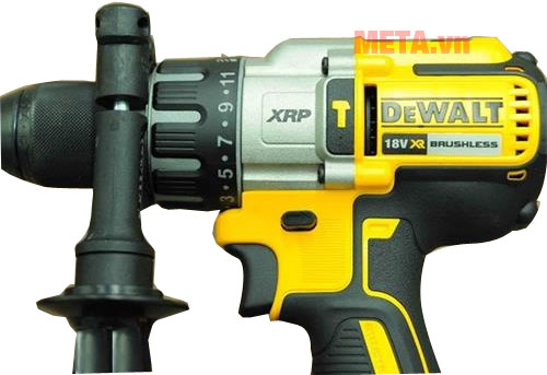 Máy khoan động lực Dewalt thể hiện thông số trên thân máy Máy khoan động lực Dewalt