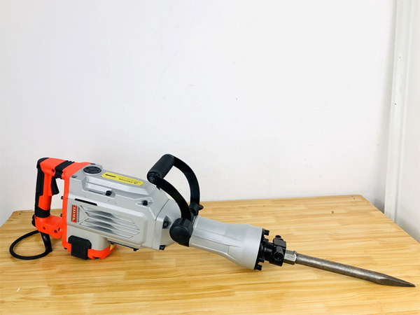 Máy đục bê tông BTEC BT8811 hoạt động với công suất mạnh mẽ Máy đục bê tông BTEC BT8811