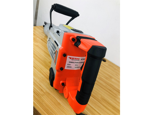 Máy đục bê tông BTEC BT8811 có 2 tay cầm chắc chắn Máy đục bê tông BTEC BT8811