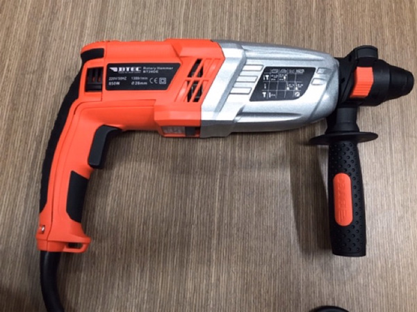 Máy khoan bê tông BTEC BT28DE có tay cầm phụ chống rung tiện ích Máy khoan bê tông BTEC BT28DE