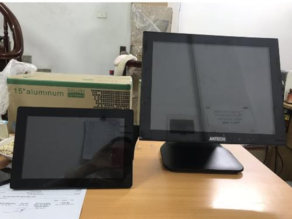 Máy trang bị hai màn hình kích thước khác nhau