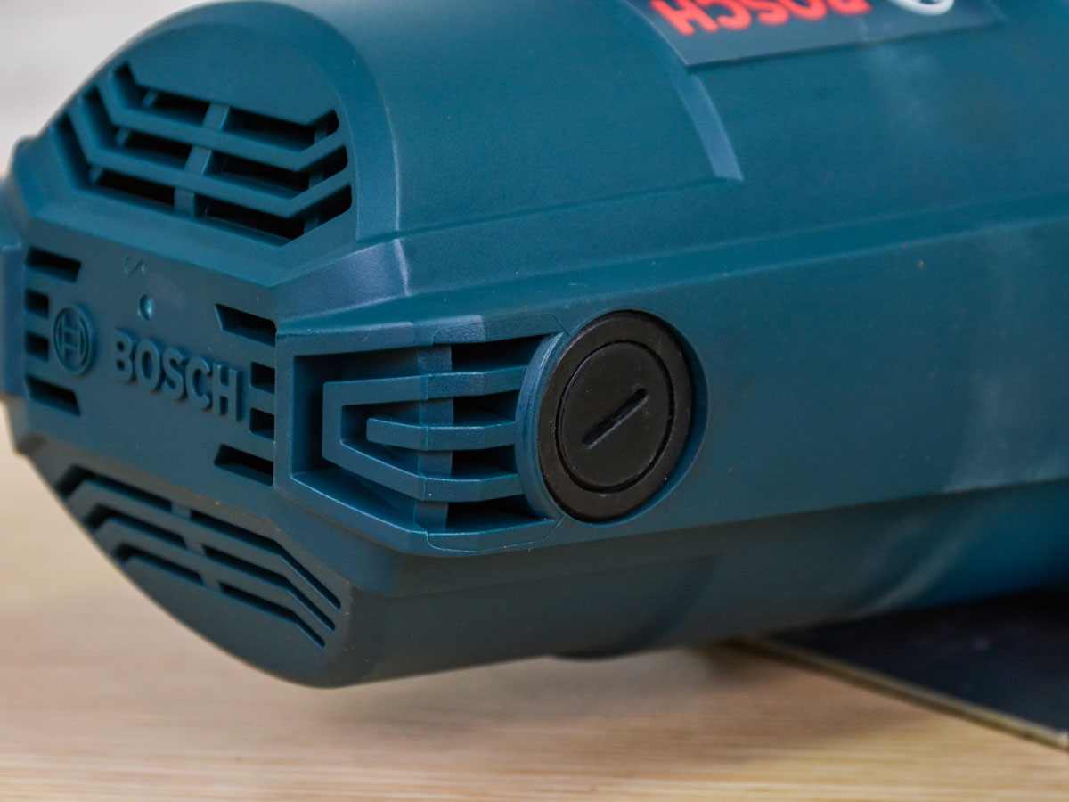 Bosch GDC 140 có khe thoát nhiệt phía sau Bosch GDC 140