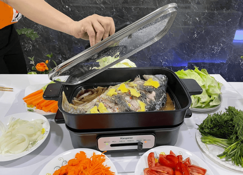 Nồi lẩu điện Kangaroo KG5EH có nắp kính chịu được nhiệt độ cao, trong suốt, dễ dàng quan sát quá trình đun nấu