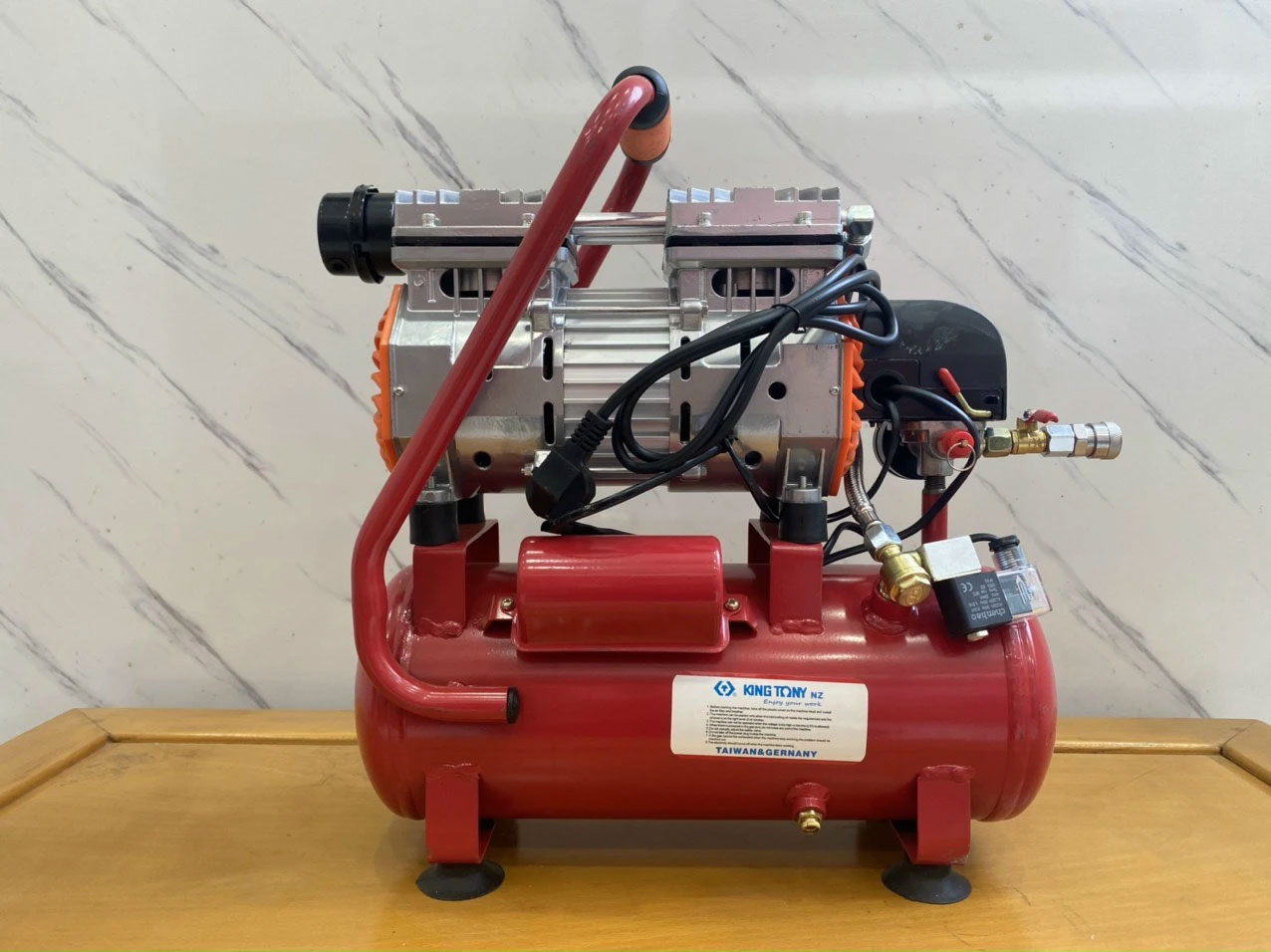 Máy nén khí không dầu 1.5Hp 12 lít Kingtony KTO-12S Máy nén khí không dầu 1.5Hp 12 lít Kingtony KTO-12S
