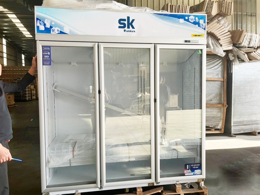 Tủ đông đứng mặt kính Sumikura SKFG-180.HZ3 1.800 lít