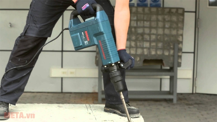 Máy đục bê tông Bosch GSH 11E với thiết kế tay nắm chắc chắn giúp người dùng thuận tiện khi làm việc. Máy đục bê tông Bosch GSH 11E với thiết kế tay nắm chắc chắn giúp người dùng thuận tiện khi làm việc.