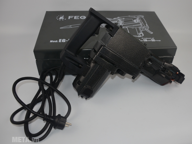 Máy khoan bê tông FEG 38mm EG-580 tích hợp nút nguồn ngay dưới tay cầm.