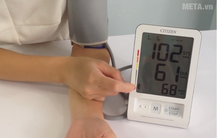 Máy đo huyết áp bắp tay Citizen CH-456 có vỏ máy bằng nhựa.