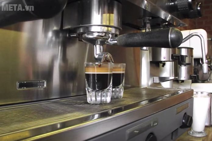 Máy pha cà phê Faema E98 Auto trang bị vòi chảy 2 tách giúp pha cà phê nhanh hơn.