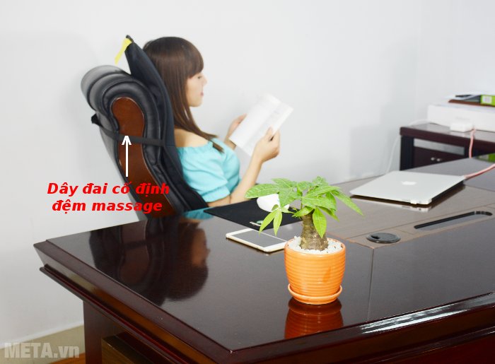 Đệm massage toàn thân Lanaform LA110315 thiết kế dây đai giúp cố định chắc chắn vào ghế. Đệm massage toàn thân Lanaform LA110315 thiết kế dây đai giúp cố định chắc chắn vào ghế.