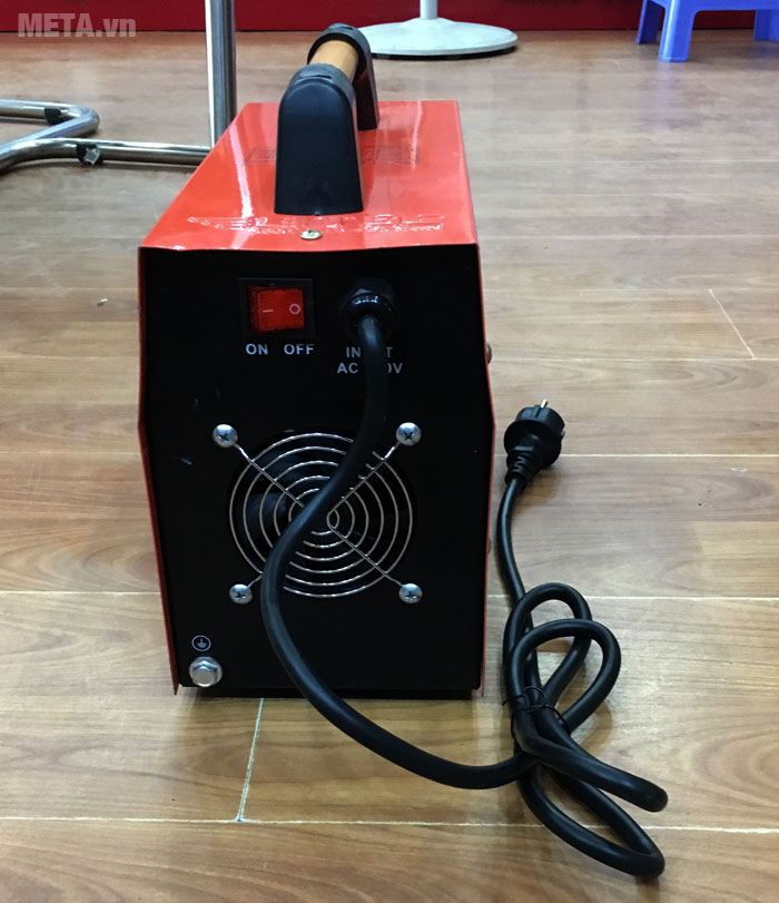 Nút nguồn và khe tản nhiệt được thiết kế phía sau máy hàn inverter Btec MMA 200