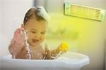 Cách giữ ấm cho trẻ khi tắm vào mùa đông