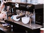 So sánh máy pha cà phê tự động và máy bán tự động