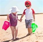 Chuẩn bị đồ đi biển cho bé