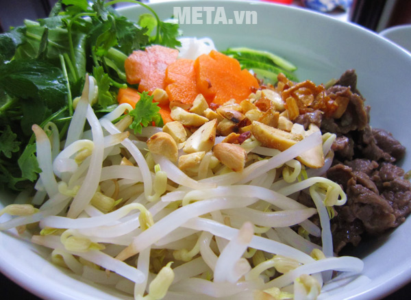 Giá đỗ được chế biến thành nhiều món ăn xào, nấu, nộm trong bữa ăn gia đình người Việt