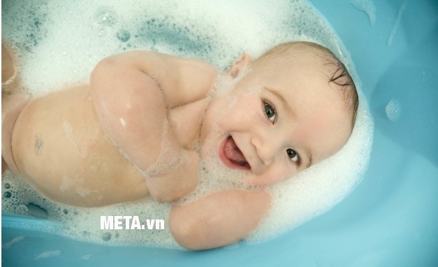 Lựa chọn đèn sưởi nhà tắm phù hợp để bé không bị chói mắt và không bị cảm lạnh khi tắm