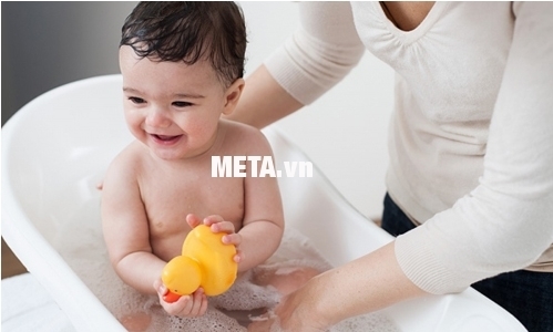 Có đèn sưởi nhà tắm giúp bé thoải mái tắm mà không lo bị lạnh.