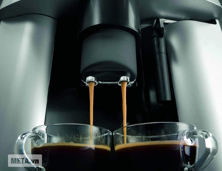 Máy pha cà phê Delonghi ESAM3000.B có khả năng pha 2 tách cùng lúc.