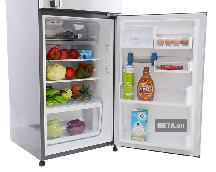 Tủ lạnh 230 lít Electrolux ETB2300PE-RVN với thiết kế các kệ đựng thực phẩm.