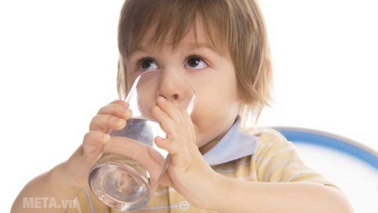 Cho bé uống nhiều nước để bổ sung lượng nước khi ngồi điều hòa.