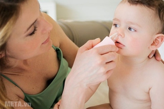 Thường xuyên vệ sinh vùng mũi cho trẻ khi ngồi điều hòa nhiều.
