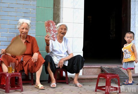 Dùng quạt nan hay quạt giấy là phương pháp từ lâu mà người dân sử dụng khi mất điện Dùng quạt nan hay quạt giấy là phương pháp từ lâu mà người dân sử dụng khi mất điện