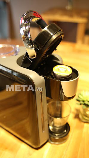 Đặt viên nén cà phê vào máy pha cà phê viên nén Nesso K-cup Đặt viên nén cà phê vào máy pha cà phê viên nén Nesso K-cup
