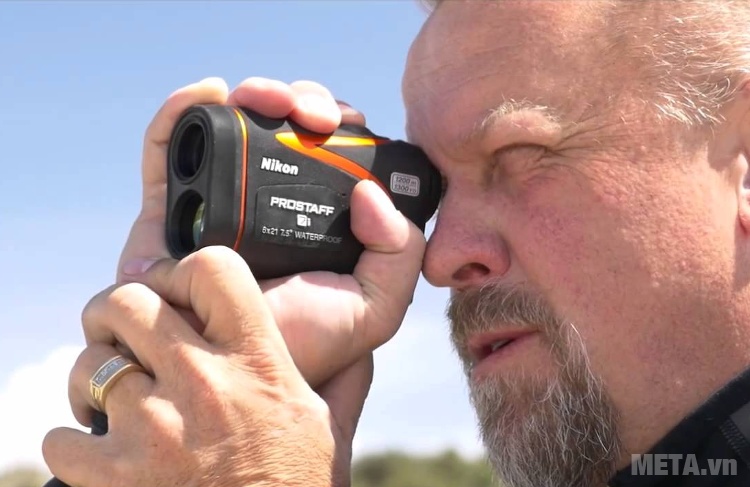 Ống nhòm đo khoảng cách Nikon Prostaff 7i sử dụng dễ dàng và tiện dụng.