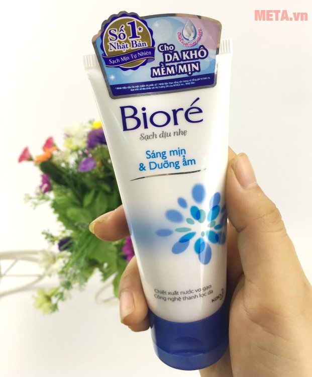 Sữa rửa mặt Bioré sáng mịn và dưỡng ẩm 50g giúp loại bỏ bã nhờn trên da 
