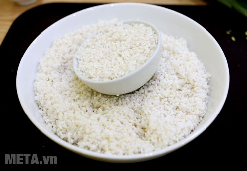Ngâm gạo trước khi làm bánh chưng