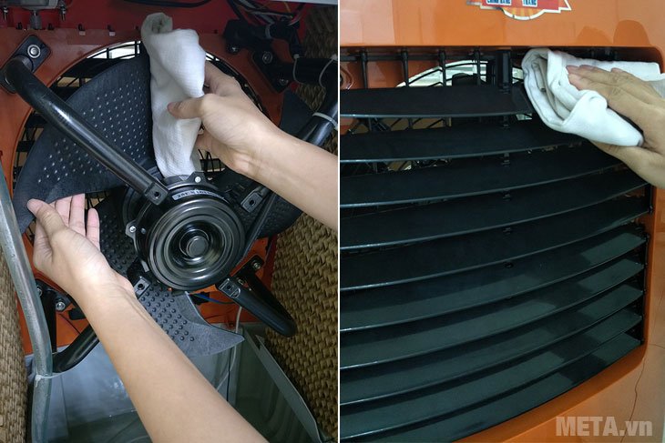 Lấy khăn ẩm vệ sinh cánh quạt của máy làm mát Lấy khăn ẩm vệ sinh cánh quạt của máy làm mát