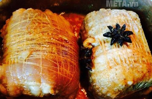 Dùng chỉ để bó chặt miếng thịt lại 