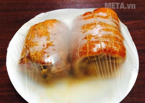 Bọc thịt bằng màng thực phẩm và để trong ngăn mắt tủ lạnh