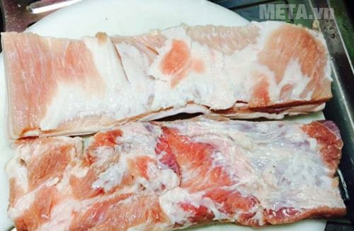 Thịt ba chỉ rửa sạch thái miếng vừa đủ cuộn
