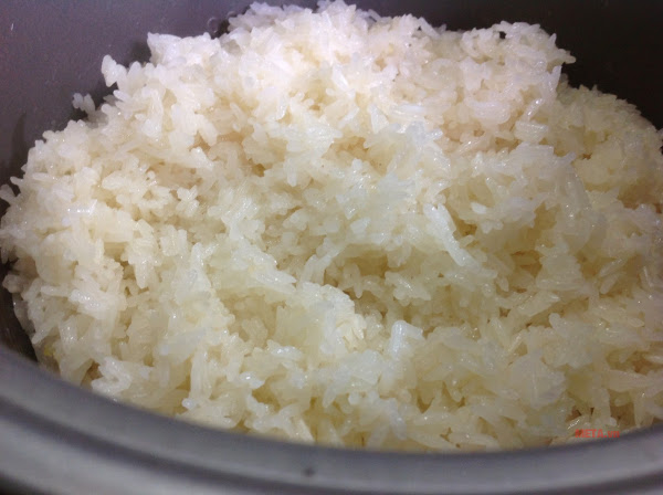 Gạo nếp nấu với nước cốt dừa, ít muối khi được sẽ cho thêm đường cát vừa miệng