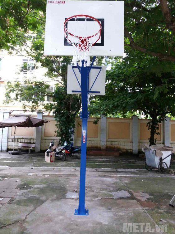 Trụ bóng rổ cố định vuông 801878 được lắp đặt tại trường học 