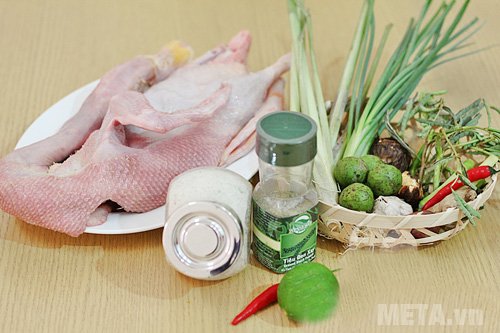 Chuẩn bị nửa con vịt và các nguyên liệu cần có Chuẩn bị nửa con vịt và các nguyên liệu cần có