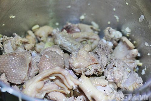 Cho vịt vào nồi xào cho chín xơ Cho vịt vào nồi xào cho chín xơ