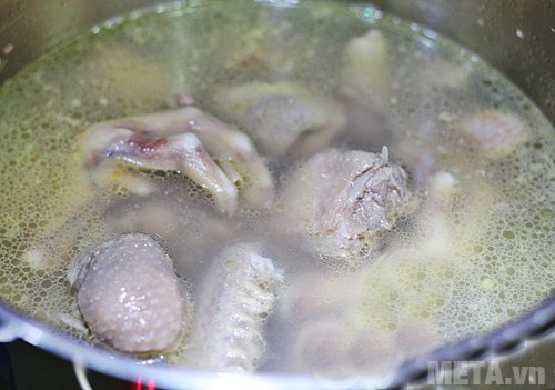 Sau khi xào xong cho nước vào vịt và đun sôi lên Sau khi xào xong cho nước vào vịt và đun sôi lên